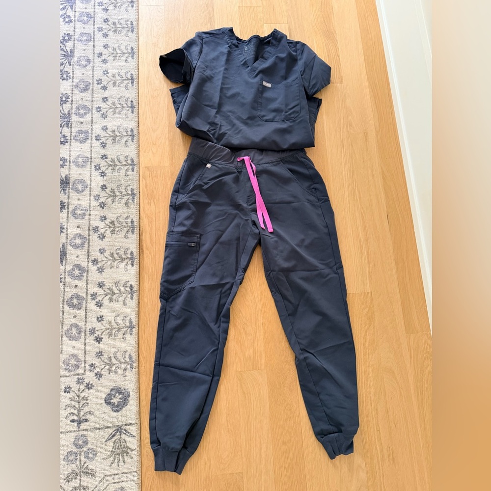 FIGS Scrubs Set
